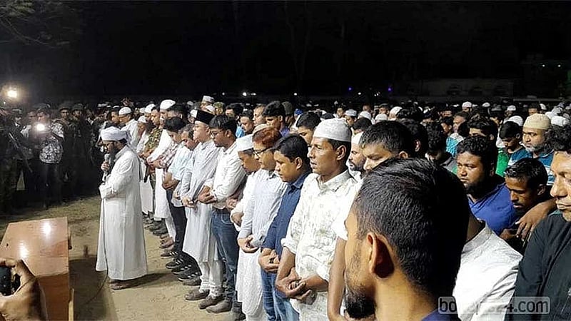 ধর্ষণের শিকার মাগুরার শিশুটির লাশ শ্রীপুর উপজেলার জারিয়ায় গ্রামের বাড়িতে পৌঁছালে বৃহস্পতিবার রাতে সেখানে তার দ্বিতীয় জানাজা অনুষ্ঠিত হয়।