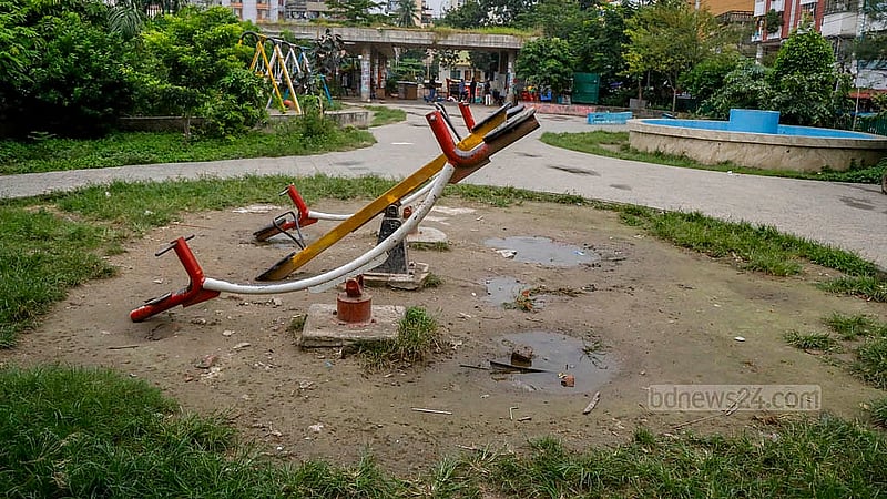 পুরান ঢাকার গেন্ডারিয়ার ধুপখোলা মাঠের পাশে শিশু পার্কে ‘সিসো’র একপাশে বসার জায়গা ভেঙে ফেলা হয়েছে। তার নিচেই গর্তে জমে আছে বৃষ্টির পানি