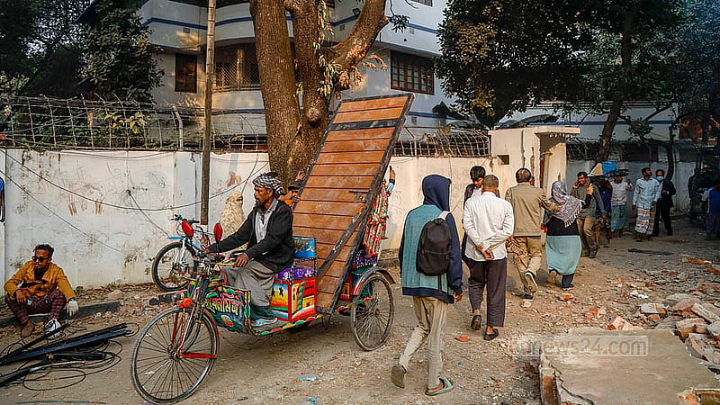 সাবেক প্রধানমন্ত্রী শেখ হাসিনার অনলাইন ভাষণের পাল্টায় ভাঙচুরে পর গুঁড়িয়ে দেওয়া হয়েছে ধানমন্ডির ৩২ নম্বরে শেখ মুজিবের বাড়ি। এ কর্মসূচির মধ্যেই চলে লুটপাট