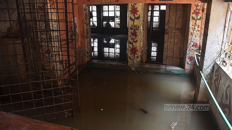চট্টগ্রাম পশ্চিম বাকলিয়া সরকারি প্রাথমিক বিদ্যালয়ে পানি জমে থাকায় নিচতলায় বন্ধ রয়েছে পাঠদান