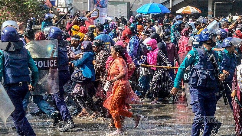 প্রাথমিক বিদ্যালয়ের সহকারী শিক্ষক পদে বাতিল হওয়া নিয়োগ ফিরে পাওয়ার দাবিতে সোমবার শাহবাগে অবস্থান কর্মসূচিতে লাঠিপেটা করে পুলিশ