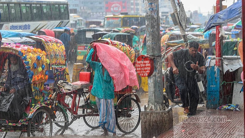 বৃহস্পতিবার দুপুরের বৃষ্টিতে বিপাকে পড়েন রাজধানী থেকে দেশের বিভিন্ন গন্তব্যে ছোটা মানুষেরা। দোলাইরপাড় এলাকা থেকে তোলা
