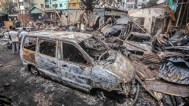 রাজধানীর খিলগাঁওয়ে তালতলা মার্কেটর কাছে শুক্রবার রাতে লাগা আগুনে পুড়ে যায় গ্যারেজে মেরামতের জন্য রাখা ১৭টি গাড়ি