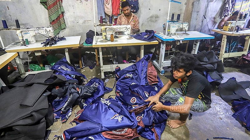 সব বয়সের মানুষের জন্য নানা ধরনের শীতবস্ত্র তৈরিতে ব্যস্ত সময় পার করছেন কেরাণীগঞ্জের কারিগররা। এখান থেকে তৈরি পোশাক সরবরাহ করা হয় দেশের বিভিন্ন প্রান্তে