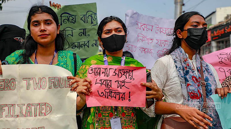 স্বতন্ত্র বিশ্ববিদ্যালয়ের দাবিতে সোমবার প্ল্যাকার্ড ও স্লোগানে সাত কলেজের শিক্ষার্থীরা