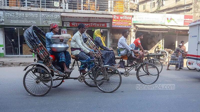 ঢাকা মহানগরে ব্যাটারিচালিত রিকশা চলাচল বন্ধে উচ্চ আদালতের নির্দেশ দিলেও তা মানছেন না চালকরা। বুধবার যাত্রাবাড়ী এলাকায় মূল সড়কে চলতে দেখা যায় এই রিকশা