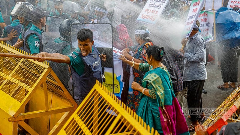 জাতীয়করণের দাবিতে যমুনা অভিমুখে রওনা হওয়া বেসরকারি প্রাথমিক শিক্ষকদের সোমবার বিকালে প্রেস ক্লাবের সামনে জলকামানের পানি ও সাউন্ড গ্রেনেড ছুড়ে ছত্রভঙ্গ করে দেয় পুলিশ