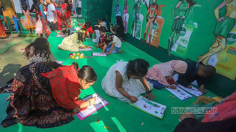 একুশে বই মেলার সোহরাওয়ার্দী উদ্যান প্রাঙ্গণে শিশুদের জন্য নান আয়োজন