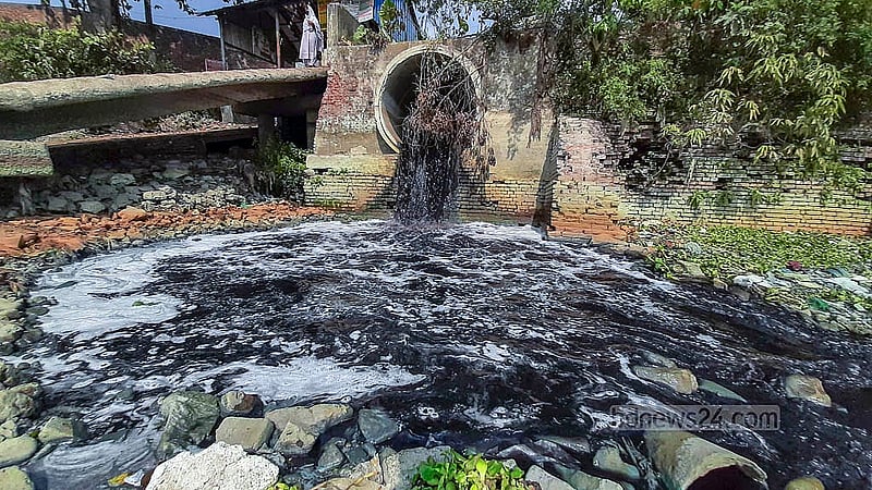 রাজধানীর শ্যামপুরের বিসিক ও আশপাশের বিভিন্ন কলকারখানার রাসায়নিক মিশ্রিত পানি সরাসরি পড়ছে বুড়িগঙ্গায়
