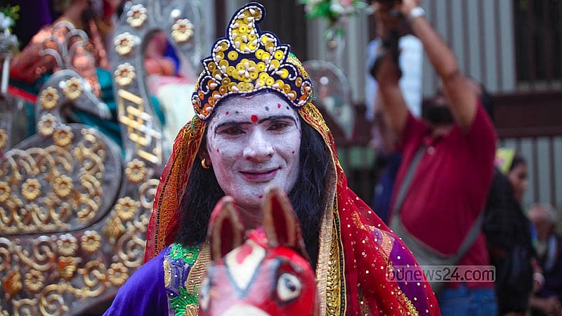 শ্রীকৃষ্ণের জন্মতিথিতে শনিবার পলাশীর মোড়ে শোভাযাত্রায় বিভিন্ন সাজে সনাতন ধর্মাবলম্বীরা