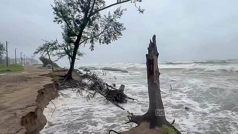 নিম্নচাপের প্রভাবে অস্বাভাবিক জোয়ারে কক্সবাজারের বাঁকখালীর পাড়ে গড়ে তোলা ম্যানগ্রোভ বাগান সম্পূর্ণ বিলীন হয়ে গেছে