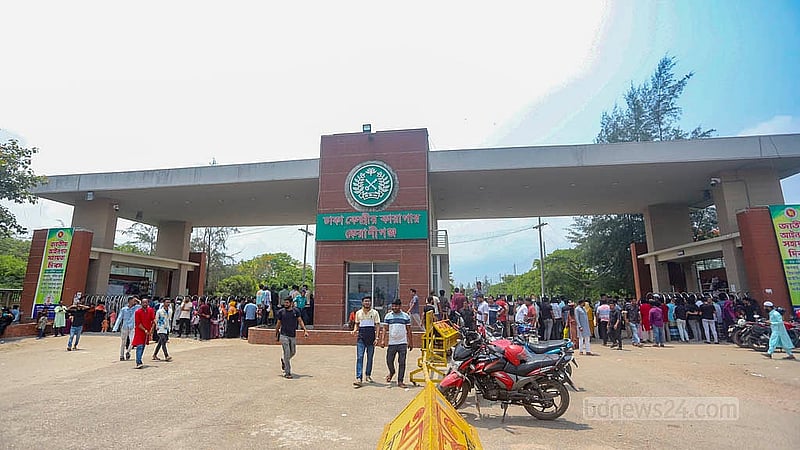 বন্দী স্বজনের সঙ্গে দেখা করার জন্য শুক্রবার ঢাকা কেন্দ্রীয় কারাগারের বাইরে মানুষের ভিড়