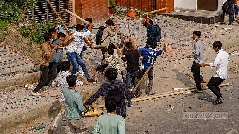 রাজধানীর যাত্রাবাড়ীতে ড. মাহবুবুর রহমান মোল্লা কলেজে হামলা ও ভাঙচুরের পর সংঘর্ষে জড়ায় দুই পক্ষ