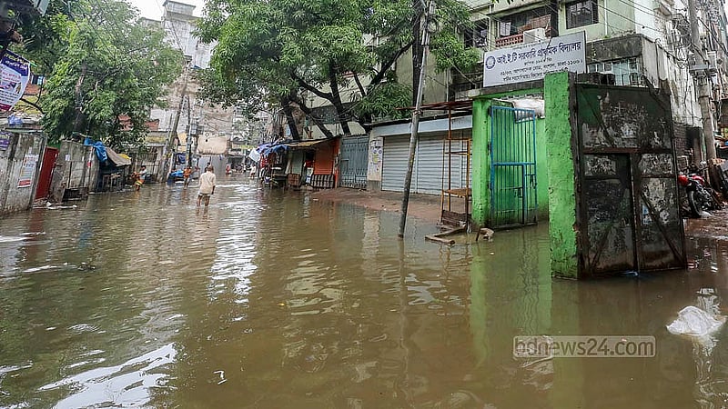 বৃষ্টির কারণে পুরান ঢাকার বংশাল এলাকায় জলাবদ্ধতার ভোগান্তিতে পড়েছেন বাসিন্দারা