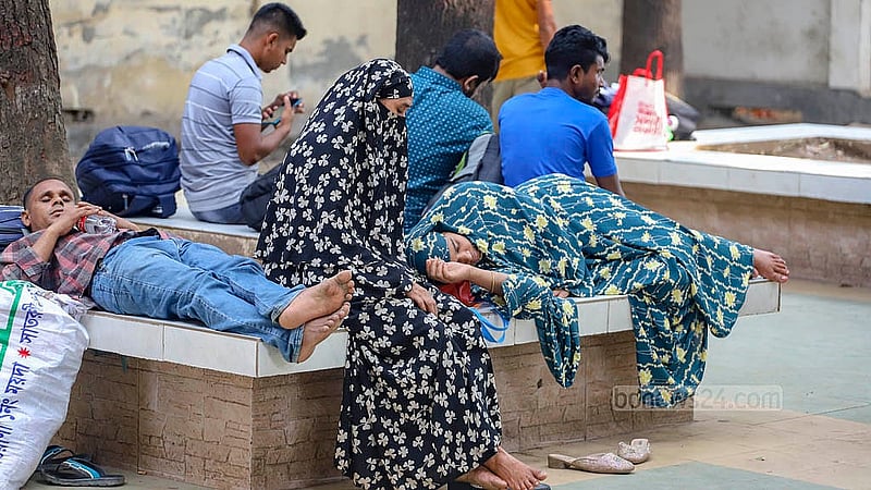 কমলাপুর রেল স্টেশনে শনিবার ট্রেনের অপেক্ষায় থেকে ঘুমিয়ে পড়েন কিছু যাত্রী