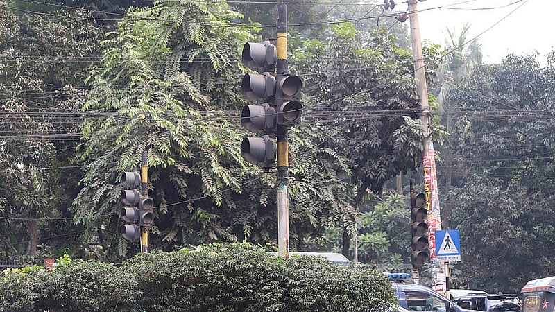 ঢাকার অফিসার্স ক্লাবের মোড়ে ট্রাফিক সিগন্যাল বাতি থাকলেও সবগুলো নষ্ট