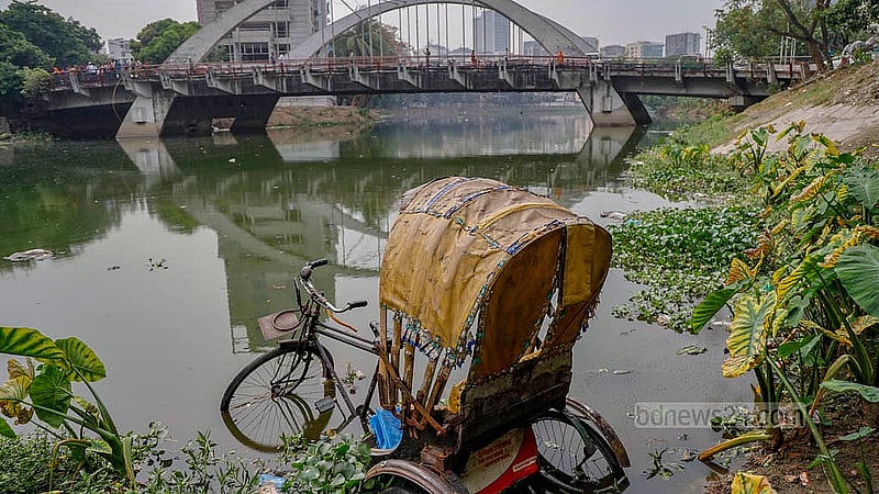 বনানীর ১১ নম্বর সড়কে সোমবার দুপুরে ব্যাটারি চালিত রিকশা চালকদের বিক্ষোভের মধ্যে প্যাডেল চালিত একটি রিকশা ফেলা হয় লেকে।বিক্ষোভকারীরা সড়ক ছাড়ার পরও কেউ রিকশাটি তুলেতে আসেনি