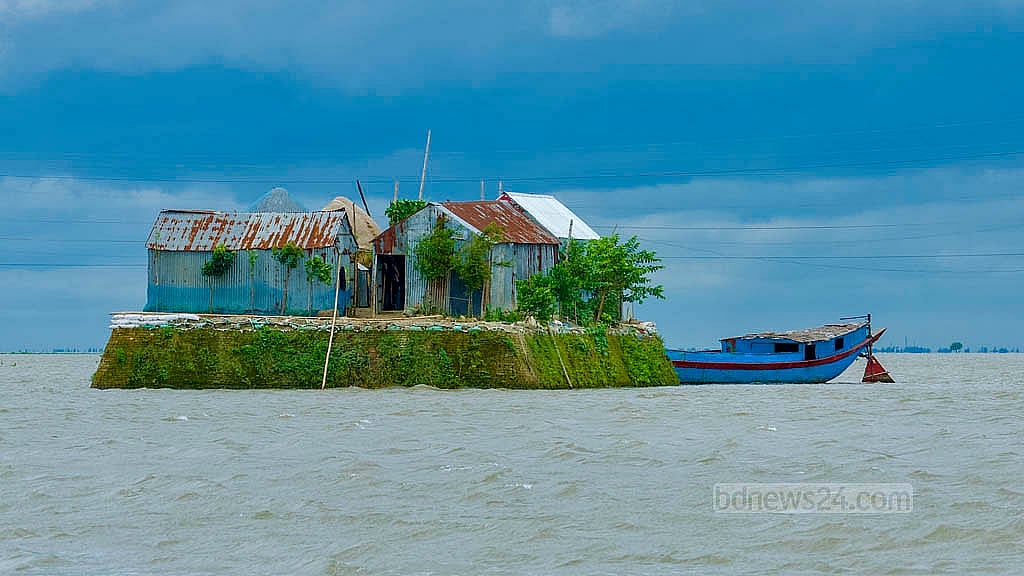 দেখে কারও ব্যক্তিগত দ্বীপ; আসলে তা নয়। বর্ষায় অপরূপ হয়ে ওঠে অষ্টগ্রামের হাওরগুলো। তার মধ্যে অন্যতম অষ্টগ্রামের বড় হাওর