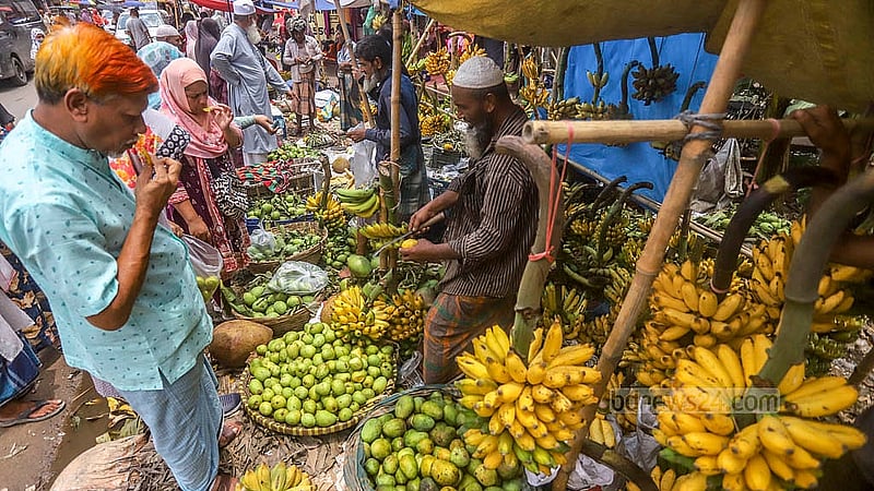 রাজধানীর রামপুরা-বনশ্রী খালের পাশে মেরাদিয়ার সাপ্তাহিক এই হাটে হাটুরেরা নিয়ে আসেন বিভিন্ন ফল