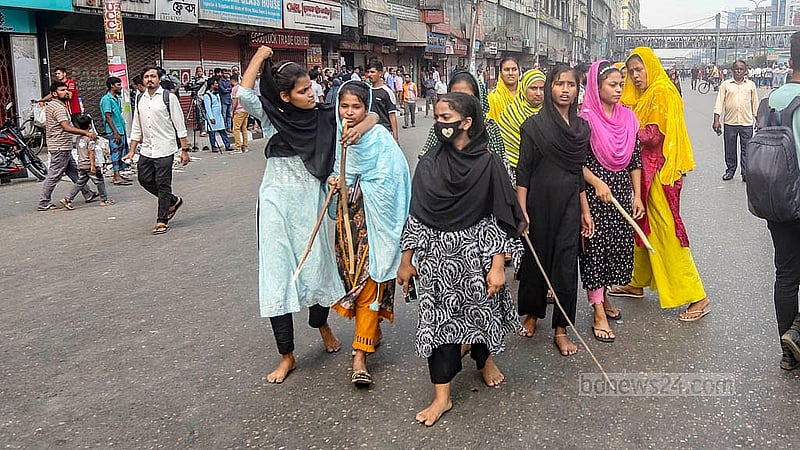 বনানীর চেয়ারম্যান বাড়ি ইউটার্নে সোমবার নারী পোশাক শ্রমিক নিহতের ঘটনায় সড়ক অবরোধ করে বিক্ষোভ দেখান সহকর্মীরা। এসময় লাঠিসোঁটা হাতে তাদের সড়কে ঘুরতে দেখা যায়