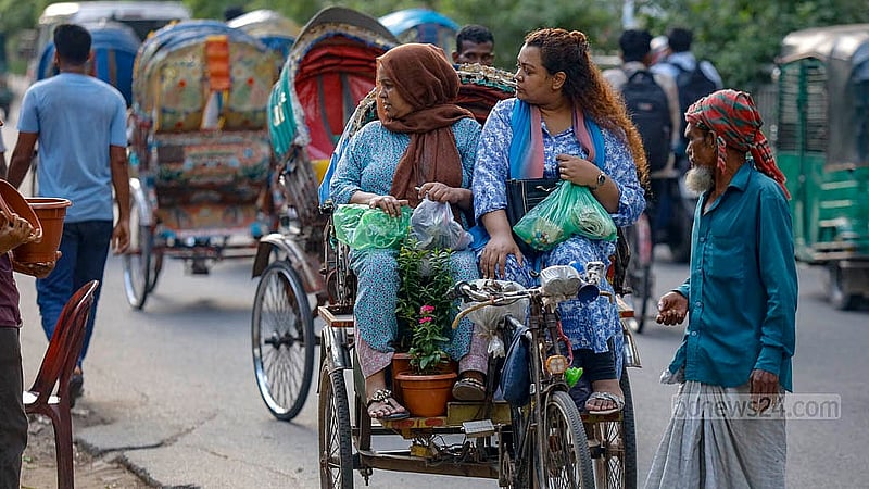 ঢাকা বিশ্ববিদ্যালয় এলাকায় কার্জন হলের দেওয়াল ঘেঁষা ফুটপাত থেকে পছন্দের গাছ কিনে রিকশায় বাড়ির পথে অনেকে