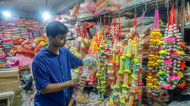 পুরান ঢাকার শাঁখারিবাজারের একটি দোকানে সাজিয়ে রাখা হয়েছে দুর্গা প্রতিমার সাজসজ্জার বিভিন্ন উপকরণ