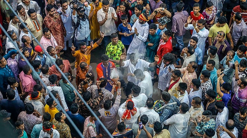 ঢাকের বাদ্যর তালে নেচে-গেয়ে ঢাকার ওয়াইজঘাট বুড়িগঙ্গা নদীতে দেবীকে বিদায় দিয়েছেন সনাতন ধর্মালম্বীরা