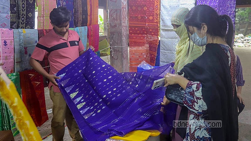 ঢাকার ডেমরা শাড়ির হাটে জামদানির খোঁজে এক নারী