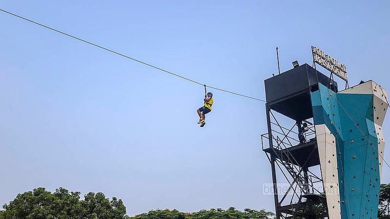 এয়ার ফোর্স বেইস ক্যাম্পে বড়দের জন্য আরেকটি অ্যাডভেঞ্চার অ্যাক্টিভিটি হল এক স্থান থেকে অন্য স্থানে ‘জিপ লাইনিং’ করে যাওয়া