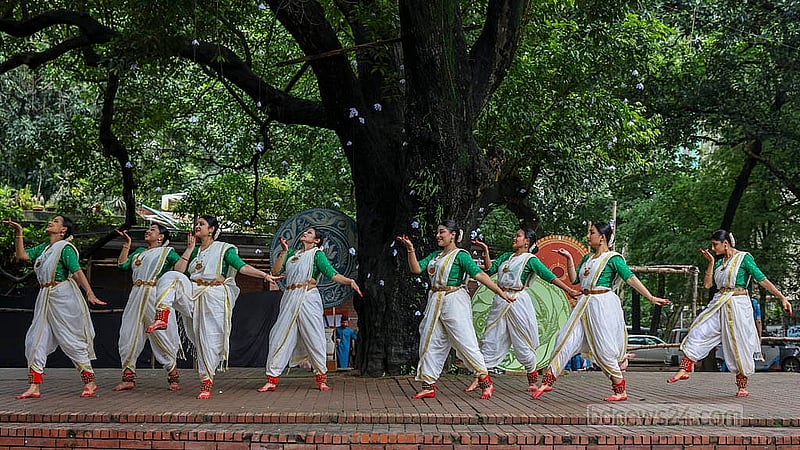 রবীন্দ্রনাথ ঠাকুরের বর্ষার ১৪টি গানে সাজানো হয় নৃত্য অনুষ্ঠান ‘ঘনঘটা’। ঢাকা বিশ্ববিদ্যালয়ের চারুকলা অনুষদের বকুলতলায় হয় এ আয়োজন