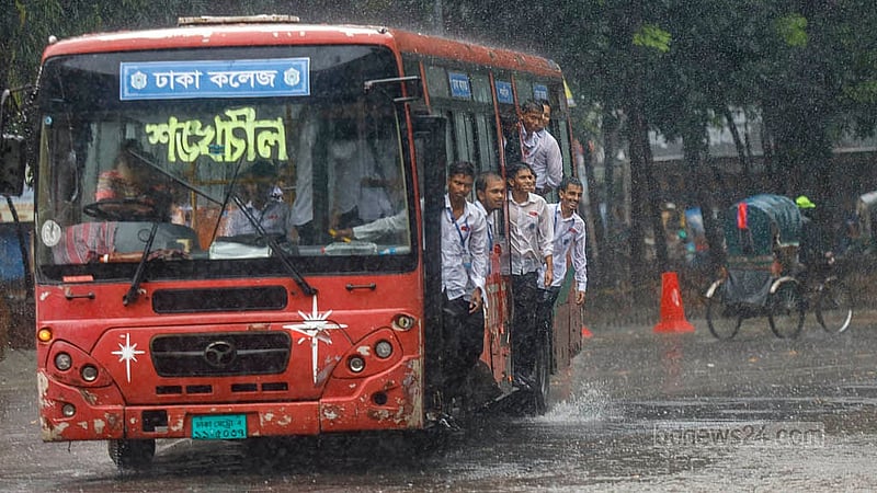 ঢাকা বিশ্ববিদ্যালয়ের টিএসসি এলাকায় হয়ে যাচ্ছিল ঢাকা কলেজের বাস; রোববার দুপুরে হঠাৎ বৃষ্টি নামলে আনন্দে ভিজতে দেখা যায় বাসে থাকা শিক্ষার্থীদের