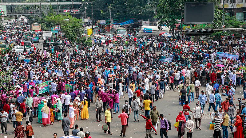 চাকরি জাতীয়করণের দাবিতে শনিবার সকাল ১০টা থেকে রাজধানীর শাহবাগ মোড় অবরোধ করে আন্দোলন করেন বিভিন্ন সরকারি প্রতিষ্ঠানের আউটসোর্সিং কর্মীরা
