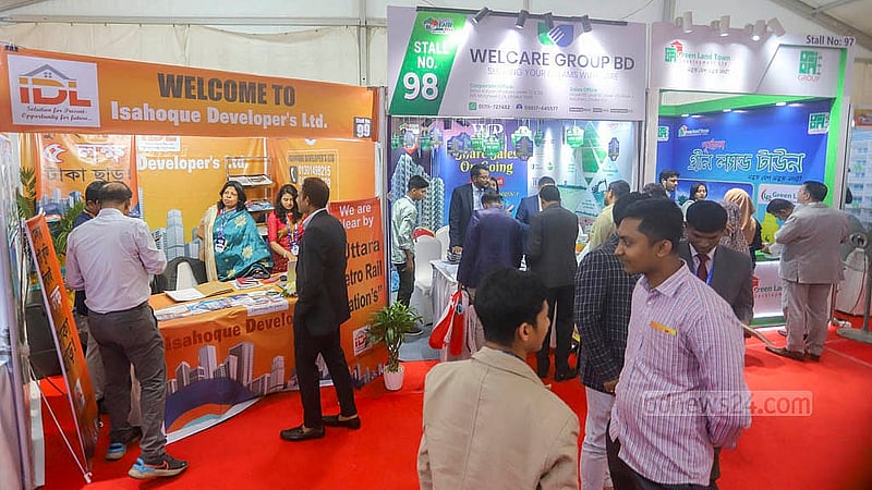 ঢাকার আগারগাঁওয়ে বঙ্গবন্ধু আন্তর্জাতিক সম্মেলন কেন্দ্রে রিহ্যাব আবাসন মেলায় বিভিন্ন স্টলে ঘুরে দেখছে দর্শনার্থীরা