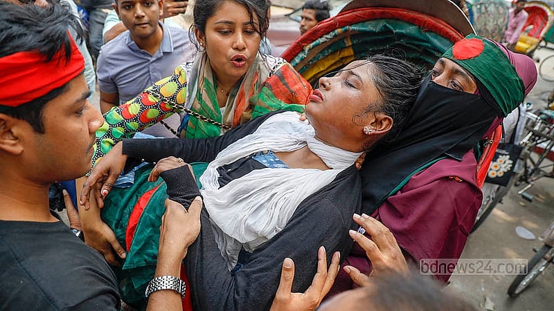 শাহবাগে জাদুঘরের সামনে স্লোগান দিতে দিতে অসুস্থ হয়ে পড়েন নিয়োগ বাতিল হওয়া প্রাথমিক বিদ্যালয়ের সহকারী শিক্ষক পদের চাকরিপ্রত্যাশী একজন