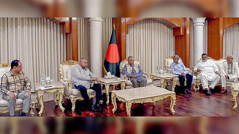 রাষ্ট্রীয় অতিথি ভবন যমুনায় শনিবার প্রধান উপদেষ্টা মুহাম্মদ ইউনূসের সঙ্গে বৈঠকে রাজনৈতিক দলগুলোর আলোচনায় গণফোরামের সভাপতি ড. কামাল হোসেনসহ দলের নেতারা।
