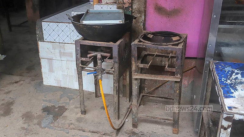 কড়াইল বস্তির জামাই বাজার এলাকায় একটি রেস্তোরাঁয় অবৈধ গ্যাস সংযোগে চলছে রান্নাবান্নার কাজ। প্রতিটি চুলার জন্য প্রতিদিন দিতে হয় ৬০ থেকে ২০০ টাকা