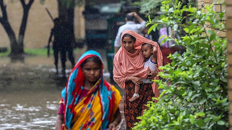 মাতুয়াইল শিশু-মাতৃ স্বাস্থ্য ইনস্টিটিউটে জলাবদ্ধতার কারণে চিকিৎসা নিতে আসা রোগী ও স্বজনেরা পড়েন ভোগান্তিতে