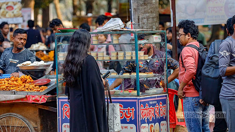 সোহরাওয়ার্দী উদ্যানের ভেতরে দই, মিষ্টি থেকে শুরু করে পাওয়া যাবে ডাবের পুডিংসহ নানা ধরনের মিষ্টি খাবার
