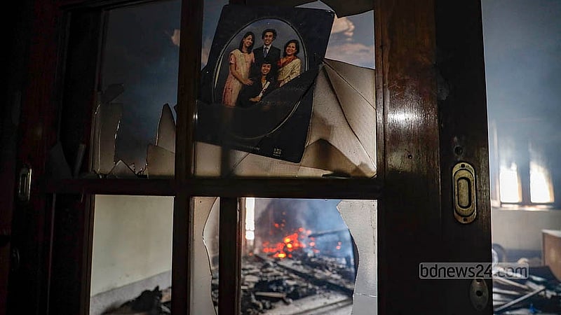 ধানমন্ডি ৫-এ শেখ হাসিনার বাসভবন সুধা সদনের দ্বিতীয় তলার একটি কক্ষে পড়ে আছে শেখ হাসিনার পরিবারের ছবি
