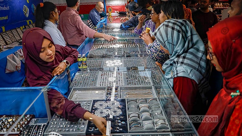 আন্তর্জাতিক বাণিজ্য মেলায় শুক্রবার ইরানের একটি স্টলে গহনা ও রত্নপাথর দেখছেন ক্রেতা-দর্শনার্থীরা