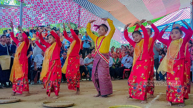 নববর্ষ বরণে মারমাদের উৎসব সাংগ্রাইং শুরু উপলক্ষে বৃহস্পতিবারের অনুষ্ঠানে নাচ পরিবেশন করে শিশুরা