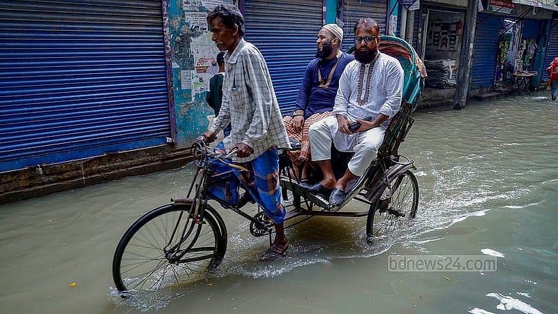 পুরান ঢাকার বংশালে আব্দুল হাদী লেনের নোংরা পানি মাড়াতে না চাইলে একমাত্র উপায় রিকশায় যাতায়াত করা