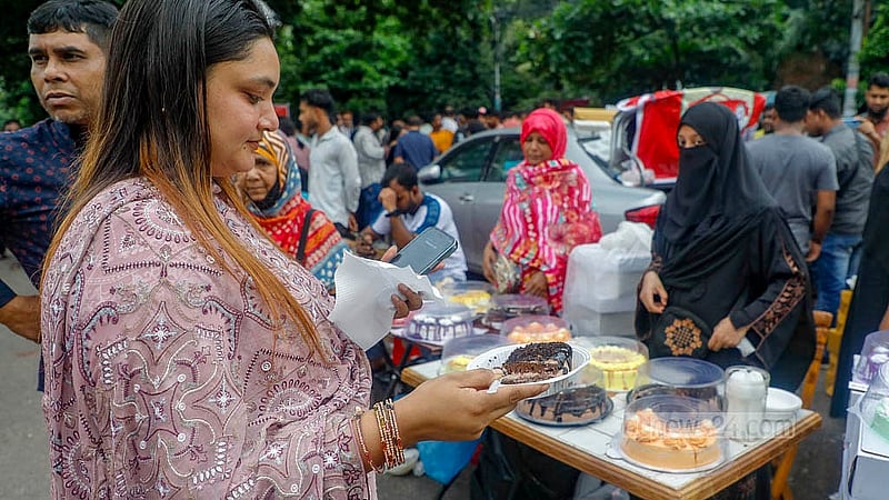 রাজধানীর আগারগাঁও নির্বাচন ভবনের সামনে কেকের মেলা থেকে পছন্দের কেক খেতে অনেকেই আসেন দূর থেকে। মান ভালো হওয়ায় বন্ধু-বান্ধব ও পরিবার পরিজন নিয়ে অনেককেই ভিড় করতে দেখা যায় সেখানে