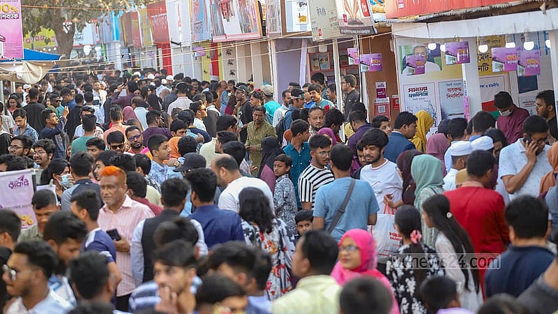 আন্তর্জাতিক মাতৃভাষা দিবসে সোহরাওয়ার্দী উদ্যানে বইমেলায় ছিল উপচে পড়া ভিড়