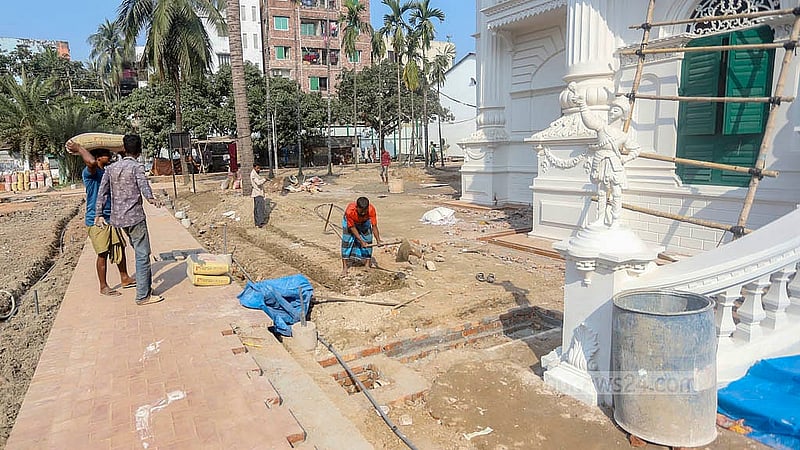 রোজ গার্ডেনের সংস্কার কাজের শেষ সময়ে ব্যস্ত সময় পার করছেন শ্রমিকরা। সংস্কার শেষে এখানে স্থানান্তর হবে ডিএসসিসির ঢাকা নগর জাদুঘর