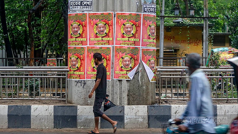 শিল্পী দেবাশিস চক্রবর্তীর ‘জুলাই প্রিলিউড’ সিরিজের পোস্টারে ছেয়ে গেছে ঢাকা বিশ্ববিদ্যালয়ের মেট্রো রেলের পিলার