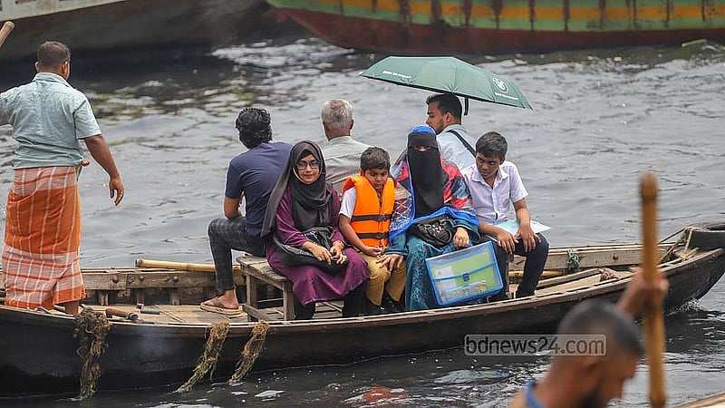 বুড়িগঙ্গা নদীতে অসংখ্য নৌযান চলাচলে ঝুঁকি থাকে দুর্ঘটনার। সতর্কতা হিসেবে ‘লাইফজ্যাকেট’ ব্যবহার করেন যাত্রীদের কেউ কেউ। ঢাকার সদরঘাট এলাকা থেকে তোলা