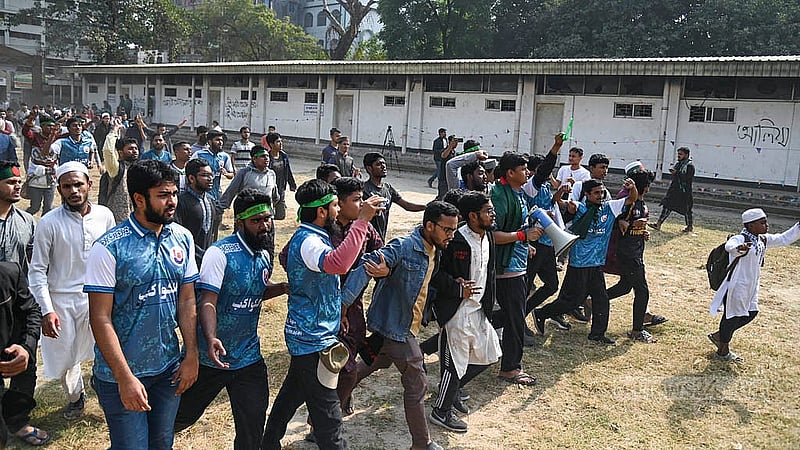 পুরান ঢাকার বকশীবাজারের আলিয়া মাদ্রাসা মাঠে অস্থায়ী আদালত সরানোর প্রতিবাদে বৃহস্পতিবার আলিয়া মাদ্রাসা মাঠে মিছিল করেন শিক্ষার্থীরা