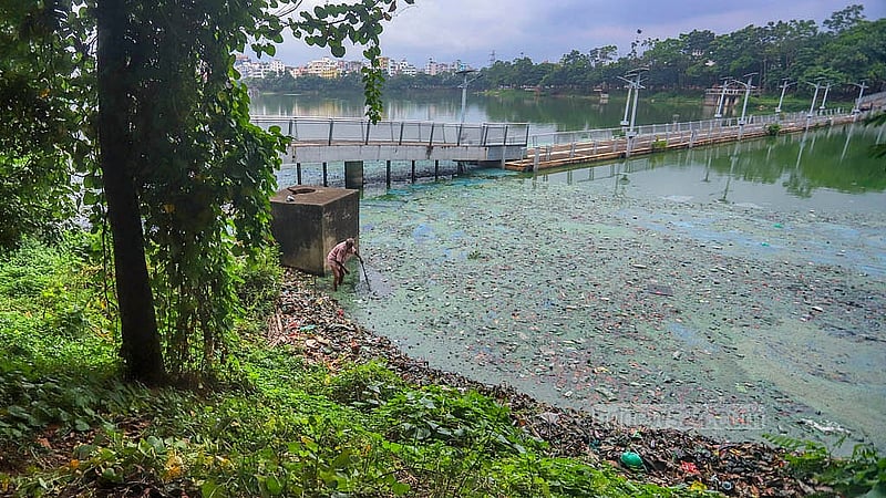 হাতিরঝিলের পানিতে ভাসছে ময়লা-আবর্জনা