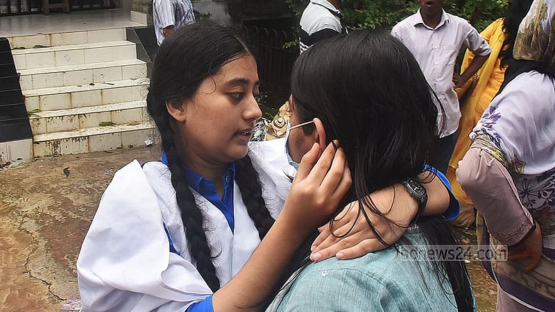 এসএসসিতে আশানুরূপ ফল না পাওয়া চট্টগ্রামের ডা. খাস্তগীর সরকারী বালিকা উচ্চ বিদ্যালয়ের এক শিক্ষার্থীকে সান্ত্বনা দিচ্ছেন তারই সহপাঠী